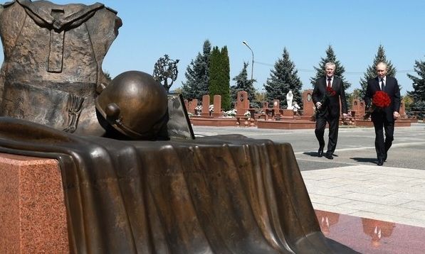 Ο Βλαντιμίρ Πούτιν απέτισε φόρο τιμής στα θύματα του Μπεσλάν