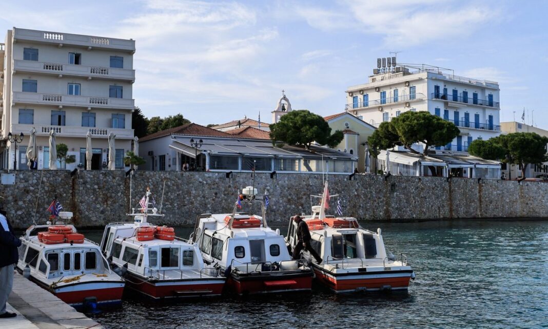 Σπέτσες: Αναστέλλουν τη λειτουργία των θαλάσσιων ταξί – Διαμαρτύρονται για πρόστιμο σε συνάδελφό