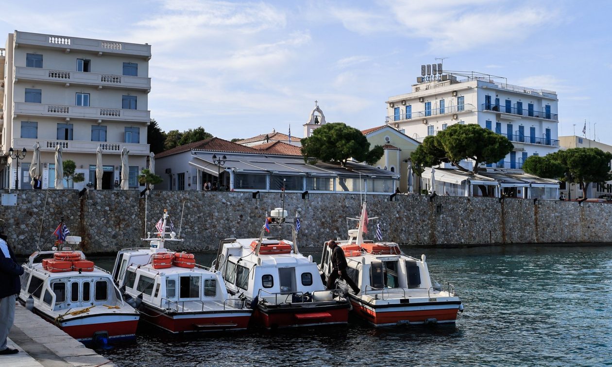 Σπέτσες: Αναστέλλουν τη λειτουργία των θαλάσσιων ταξί – Διαμαρτύρονται για πρόστιμο σε συνάδελφό