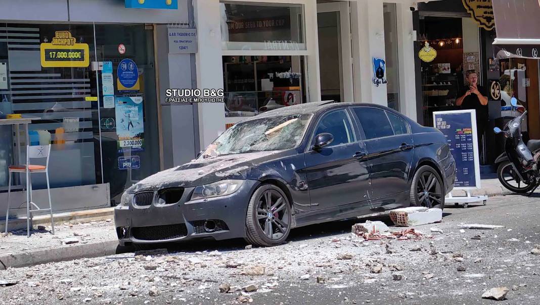 Κατέρρευσε μπαλκόνι πάνω σε αυτοκίνητα