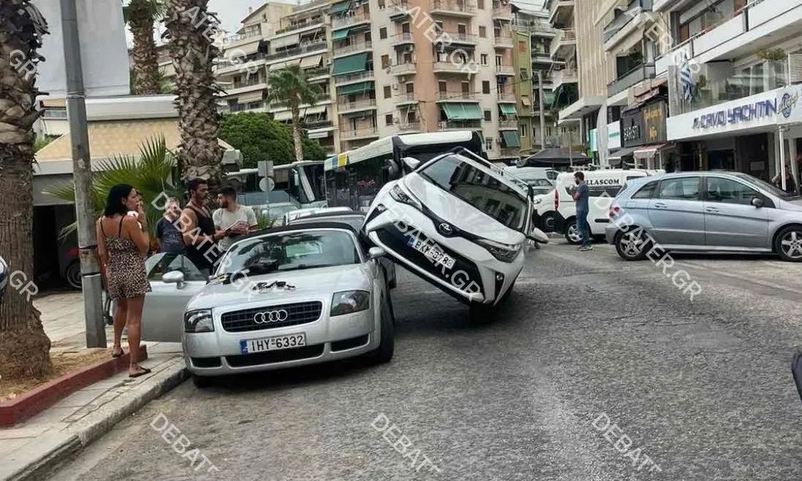 Αυτοκίνητο έπεσε πάνω σε σταθμευμένο ΙΧ και σηκώθηκε στις δύο ρόδες