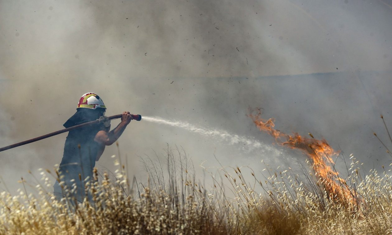 Φωτιά απειλεί το δασαρχείο Πεντέλης – Προσπάθειες οι φλόγες να μην περάσουν στον Γέρακα