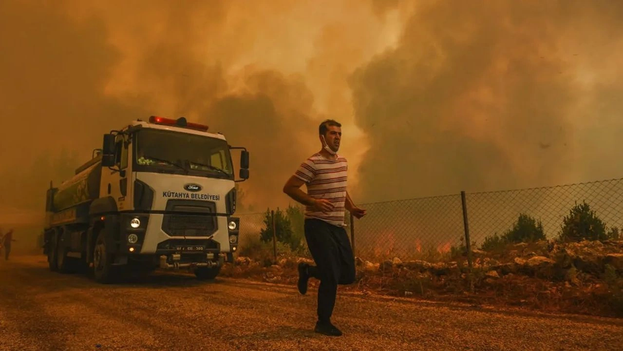 Τουρκία: Συνεχίζεται η πύρινη κόλαση σε τρία μέτωπα – Νέα φωτιά στα Βουρλά της Σμύρνης