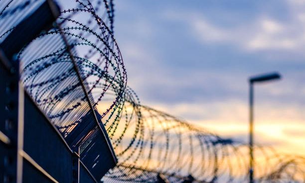Εξωτερικοί φρουροί «τσάκωσαν» μητέρα κρατούμενου να προσπαθεί να περάσει παράνομα κινητό