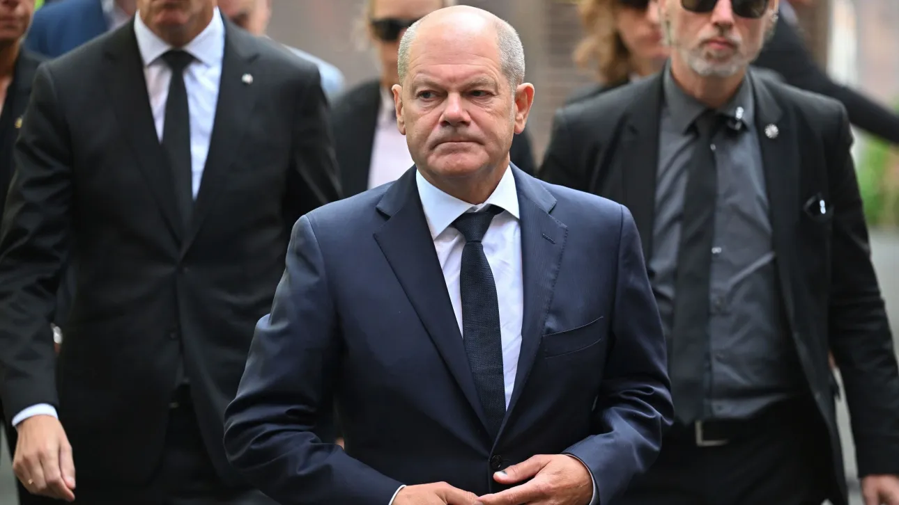 Στο Ζόλινγκεν ο Σολτς μετά την αιματηρή επίθεση με μαχαίρι – «Ήταν τρομοκρατία εναντίον όλων μας»