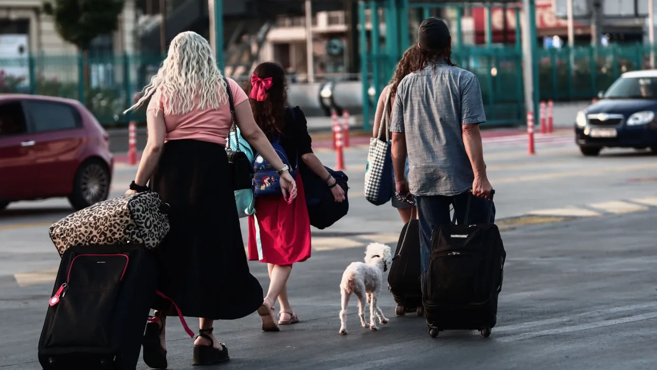 Φεύγουν και οι τελευταίοι αδειούχοι του Αυγούστου – Με υψηλή πληρότητα αναχωρούν τα πλοία