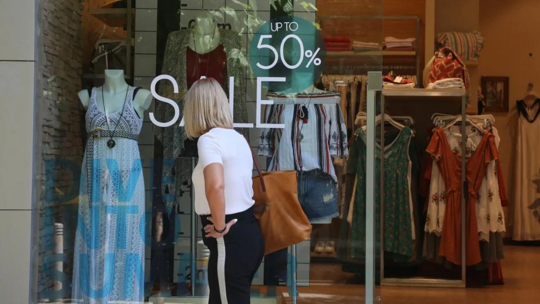 Μέχρι πότε θα διαρκέσουν οι καλοκαιρινές εκπτώσεις - Τι πρέπει να προσέξουν οι καταναλωτές