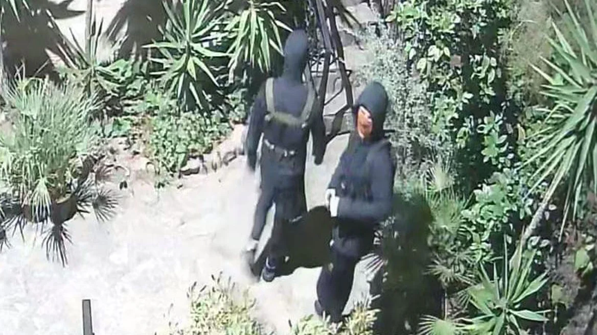 Κουκουλοφόροι μπουκάρουν σε σπίτια αγνοώντας συναγερμούς και γαβγίσματα