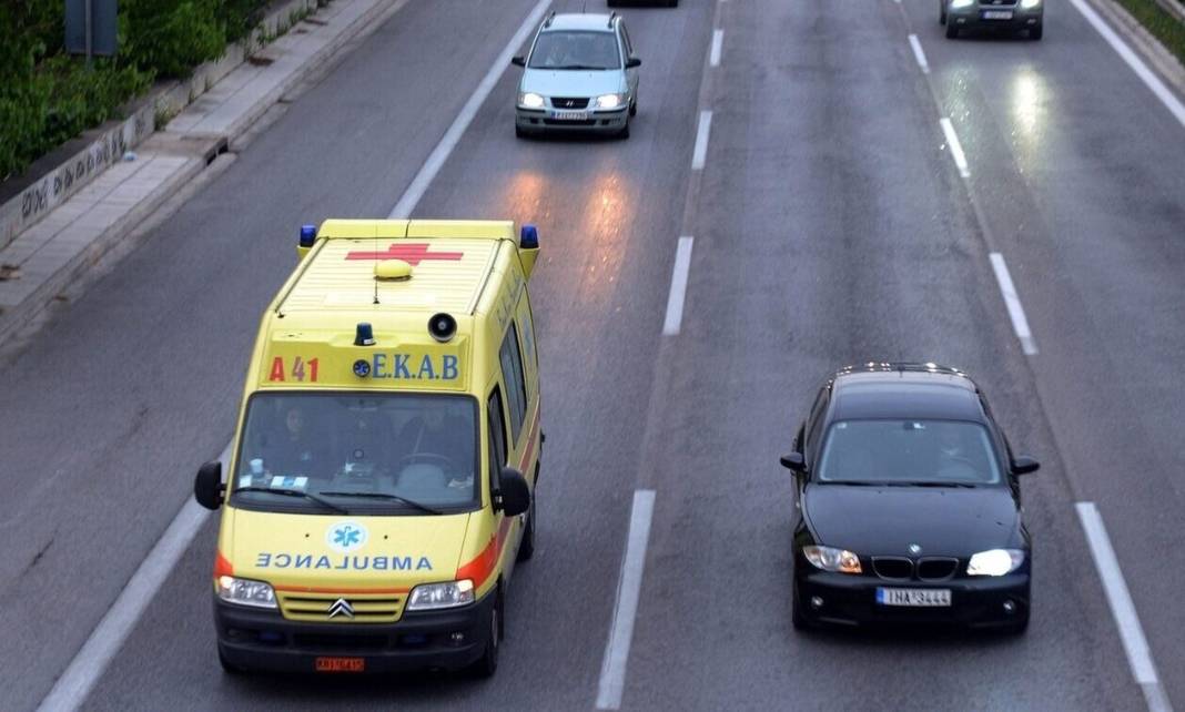 Αυτοκίνητο συγκρούστηκε με δύο μηχανές - Κυκλοφοριακά προβλήματα