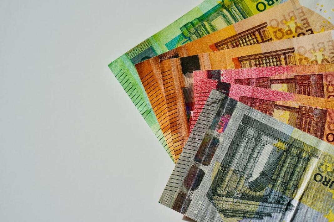 Μηνιαίο κρατικό επίδομα 500 ευρώ σε γονείς και γιαγιάδες: Aυτά είναι τα “μυστικά” που πρέπει να γνωρίζετε για την καταβολή του