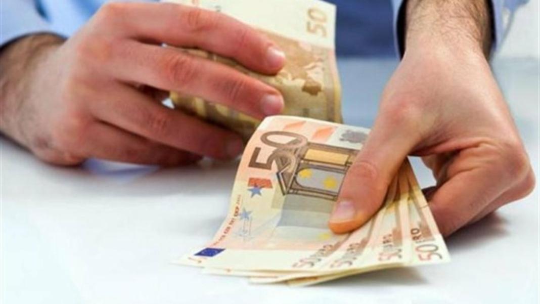 Επιδόματα με προπληρωμένη κάρτα: Ποια εντάσσονται και τι αλλάζει για τους δικαιούχους