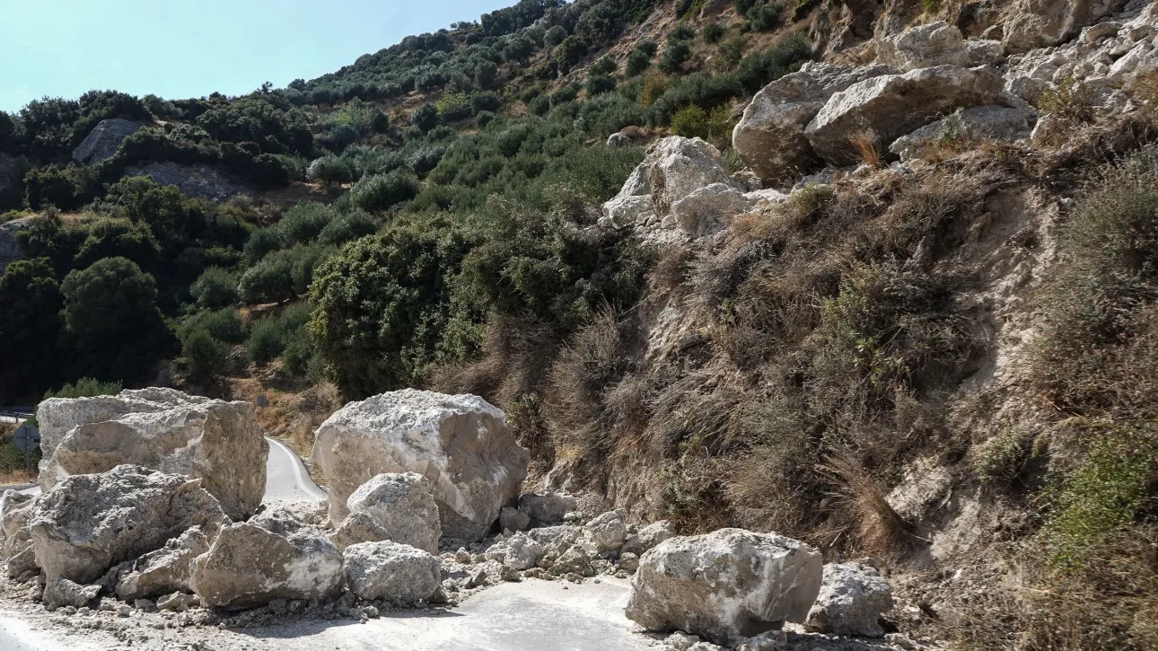 Αποκολλήθηκε βράχος – Γκρέμισε κολώνες της ΔΕΗ, έσπασε αγωγό ύδρευσης