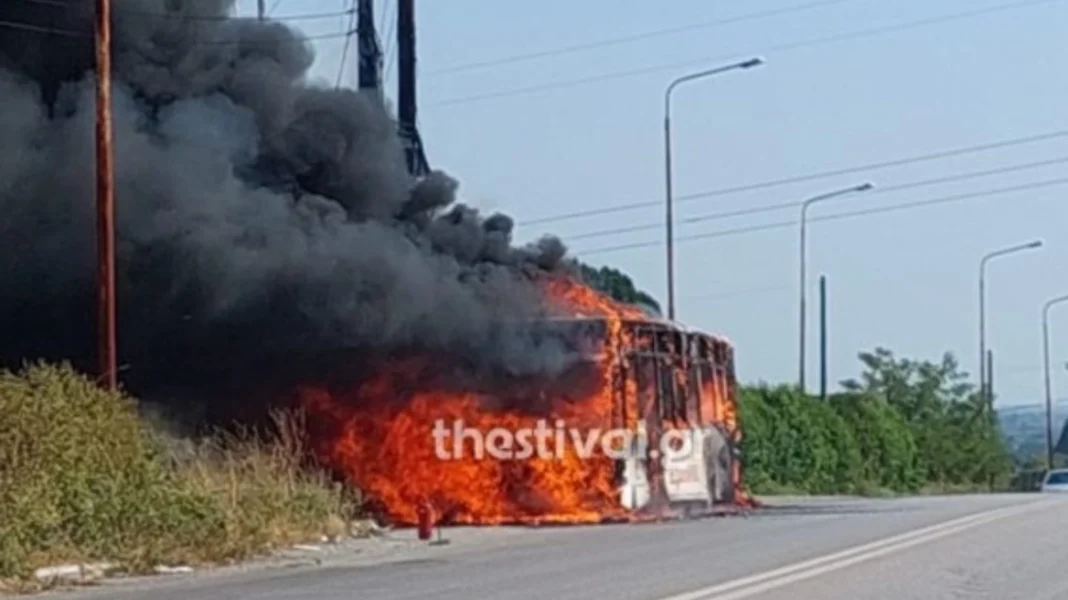 Λεωφορείο τυλίχθηκε στις φλόγες