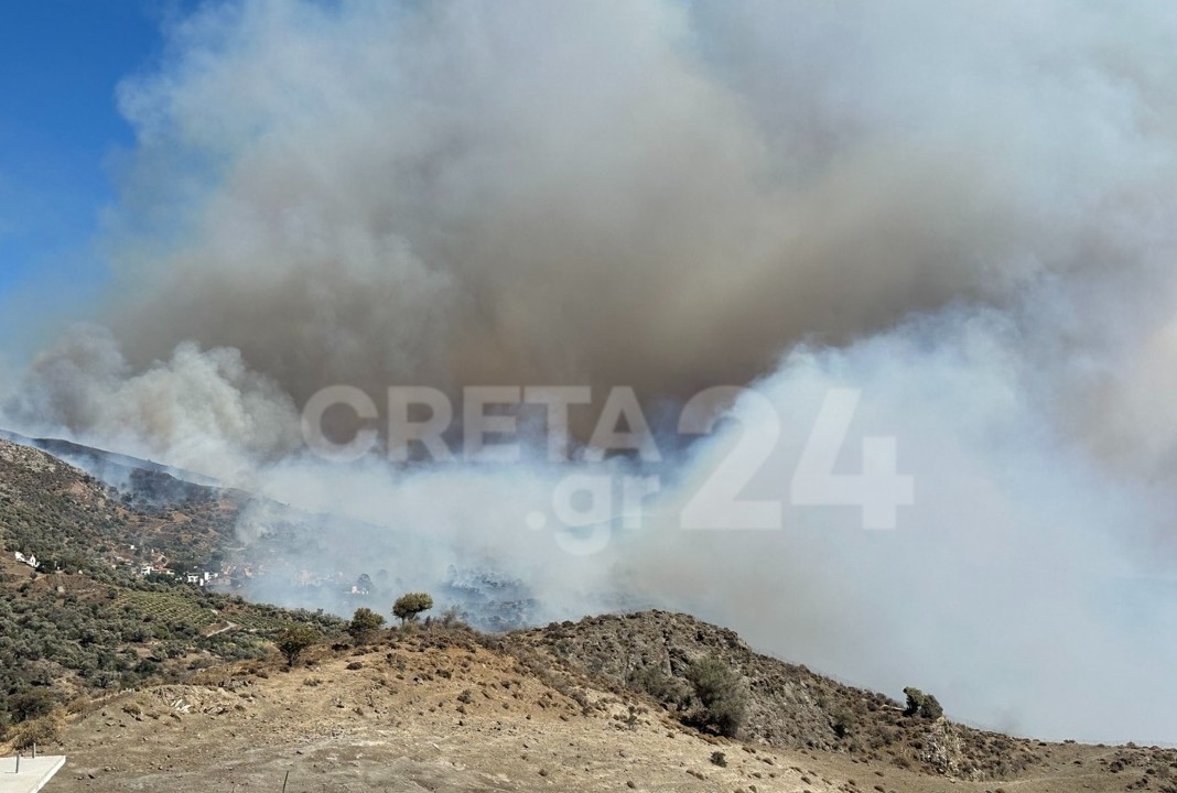 Στο Ρέθυμνο για τη μεγάλη φωτιά που μαίνεται ανεξέλεγκτη ο Βασίλης Κικίλιας – Σπεύδουν δασοκομάντος από Αθήνα