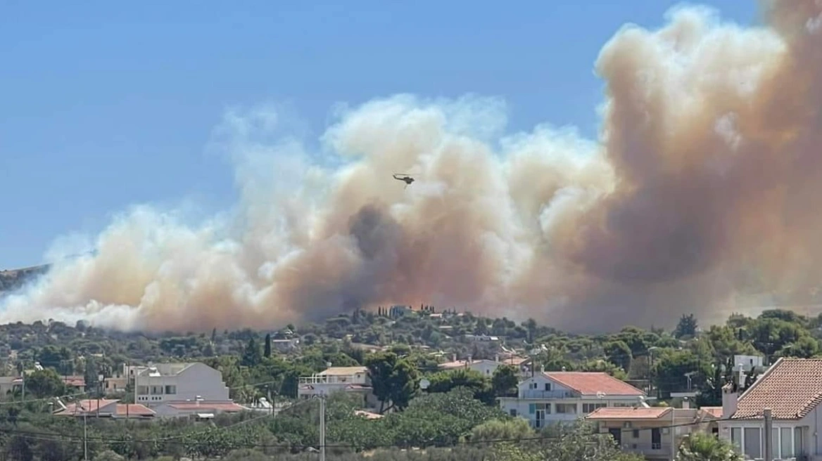 Φωτιά στην Αγία Μαρίνα Κορωπίου κοντά σε κατοικημένη περιοχή – Εστάλη 112 για εκκένωση οικισμών