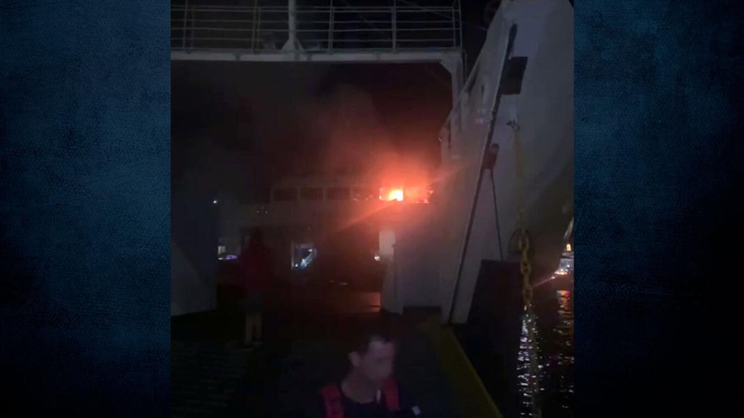 Βίντεο από τη φωτιά σε επιβατηγό πλοίο ανοιχτού τύπου στο παλαιό λιμάνι των Σπετσών