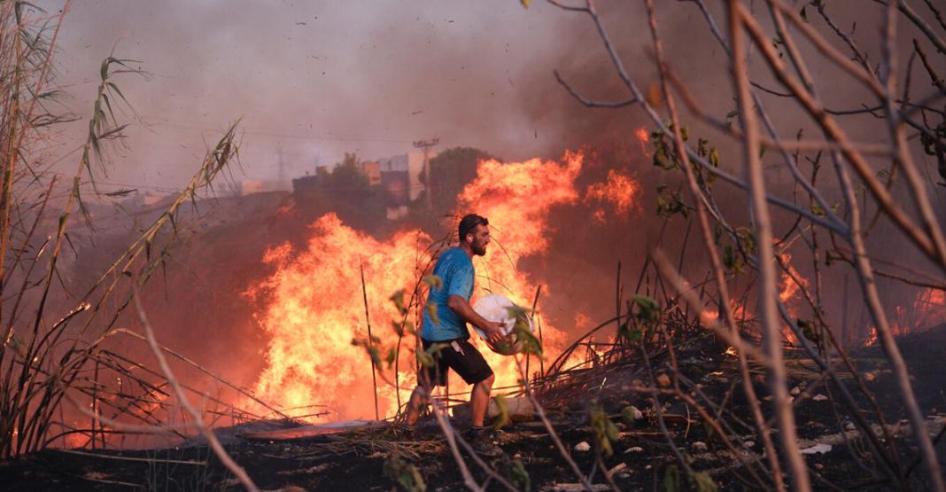Φωτιά στην Αττική:  Μάχη με τις αναζωπυρώσεις σε διάσπαρτες εστίες – Εντοπίστηκε απανθρακωμένο πτώμα