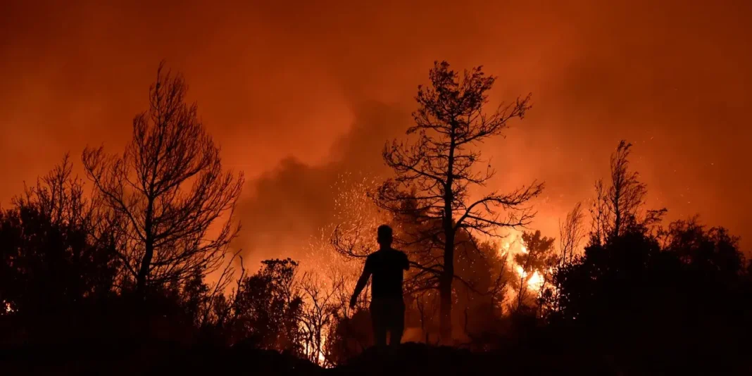Εκτός ελέγχου η φωτιά στην Αττική: Εκκενώθηκαν Παλαιά και Νέα Πεντέλη, μάχη με τις φλόγες στην Ανατολή στη Νέα Μάκρη