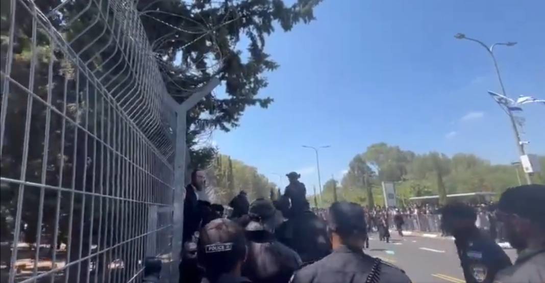 Δεκάδες υπερορθόδοξοι Εβραίοι κατά της στράτευσης εισέβαλαν σε στρατιωτική βάση, δείτε βίντεο