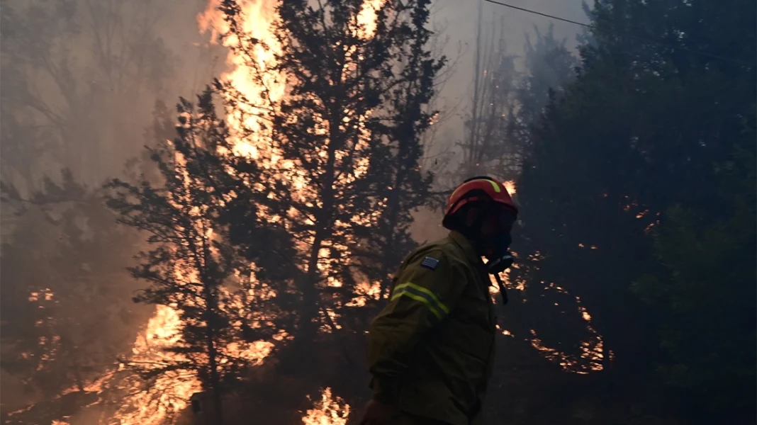 Υπό έλεγχο η φωτιά στα Καλύβια Θορικού
