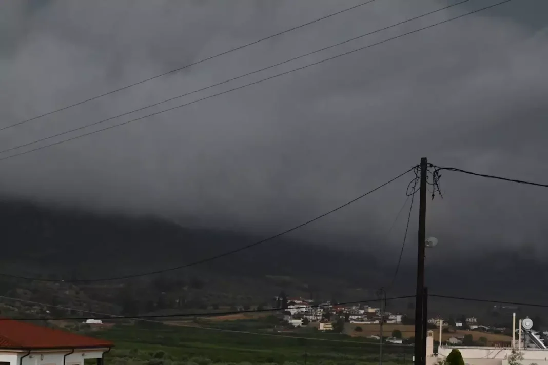 Τρίκαλα: Σφοδρή χαλαζόπτωση και καταιγίδα «ισοπεδώνει» πολλά χωριά