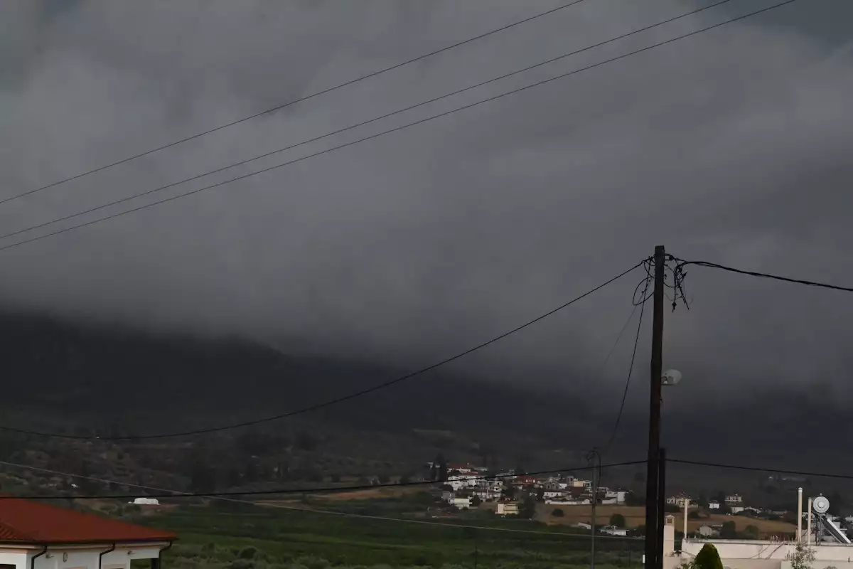 Τρίκαλα: Σφοδρή χαλαζόπτωση και καταιγίδα «ισοπεδώνει» πολλά χωριά