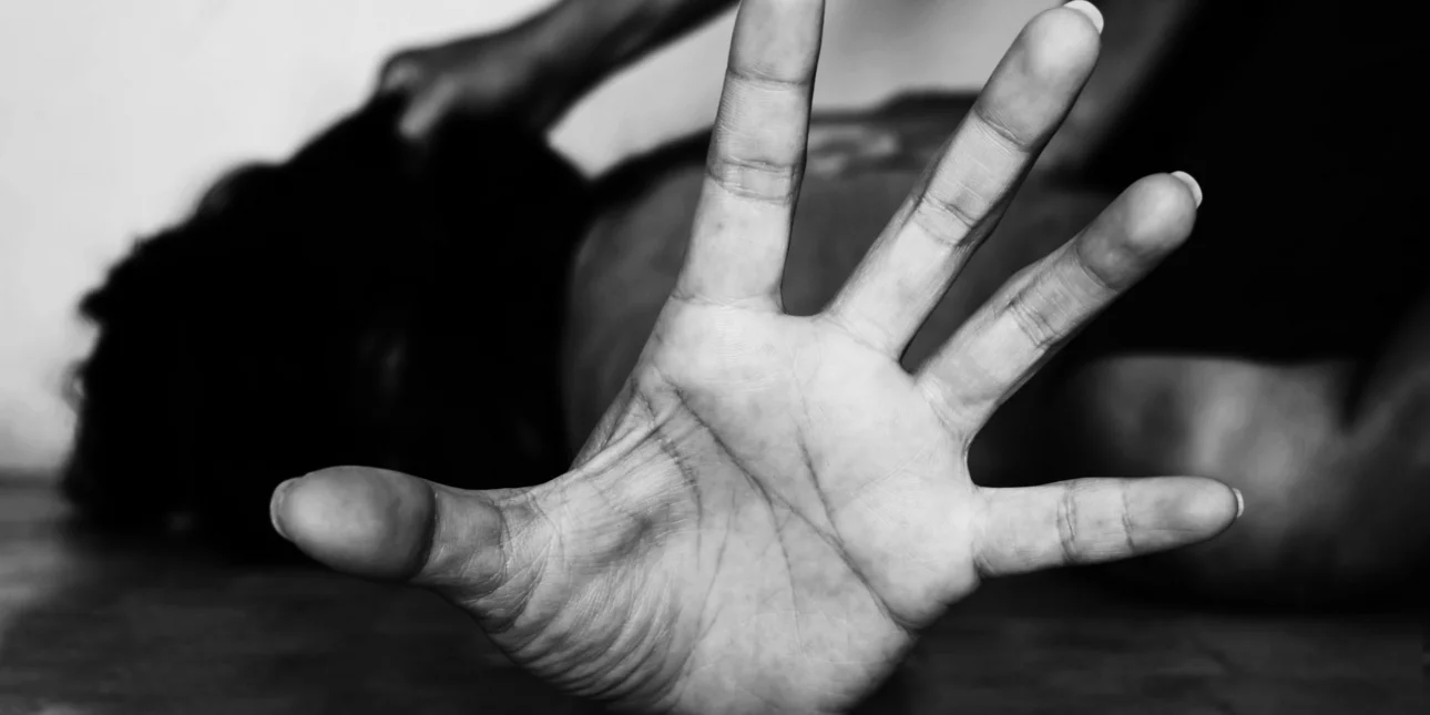 Προφυλακίστηκε ο 32χρονος που κατηγορείται ότι κρατούσε φυλακισμένη και βίαζε τη σύντροφό του