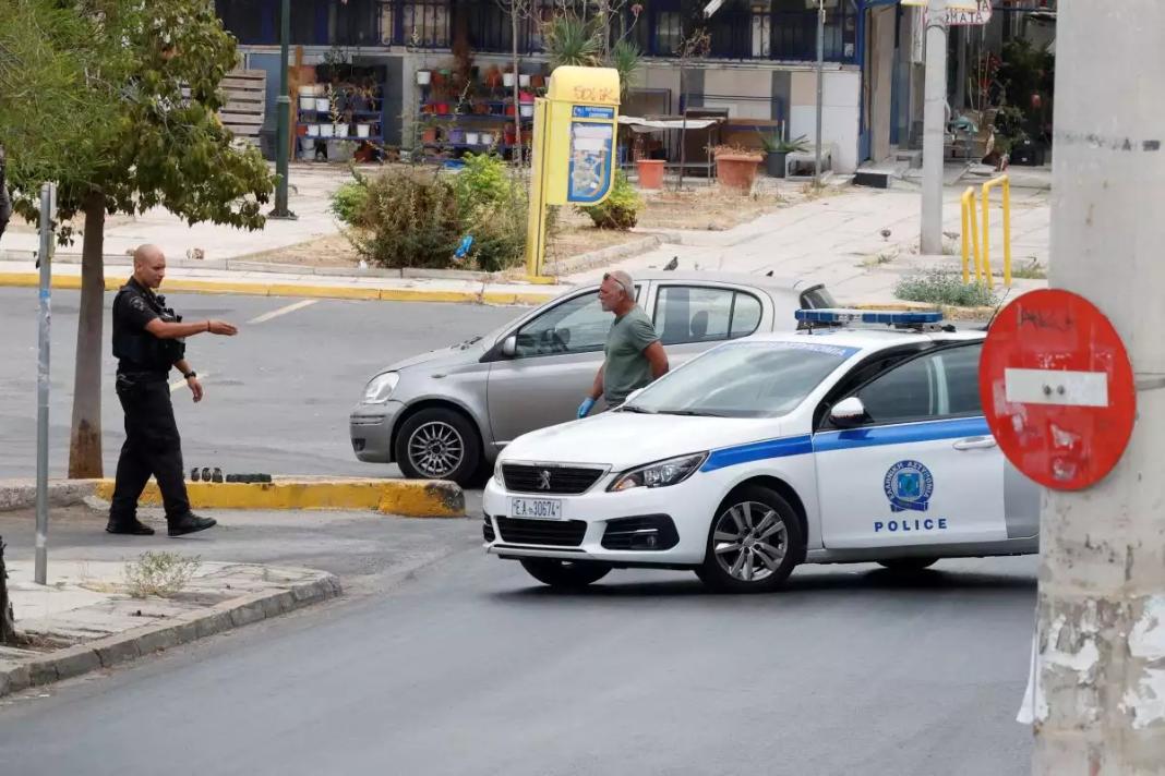 Βίντεο ντοκουμέντο – Η στιγμή που οι αστυνομικοί βρίσκουν το τσαντάκι με τις χειροβομβίδες