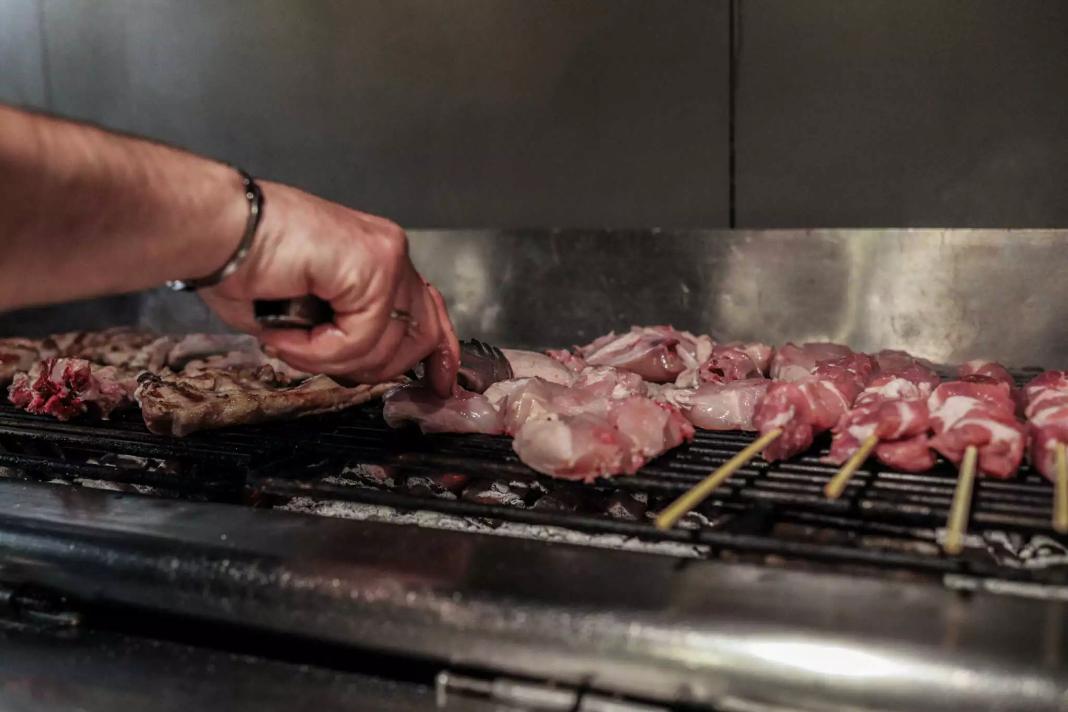 Τι μπορεί να πάθει κανείς αν φάει μισοψημένο ή ωμό χοιρινό κρέας: Αποκαλυπτική η αξονική ασθενούς
