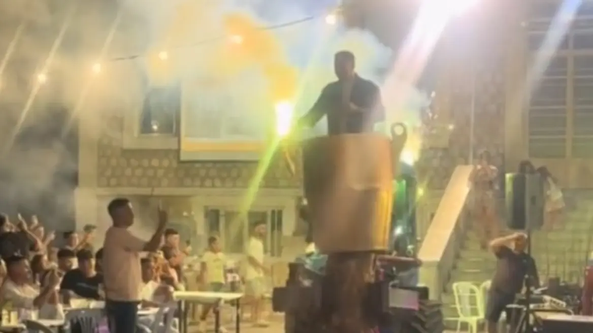 Εμφανίστηκε σε πανηγύρι μέσα σε «χρυσό τρόπαιο» με ανυψωτικό – Viral η είσοδος του τραγουδιστή Νταβέλη