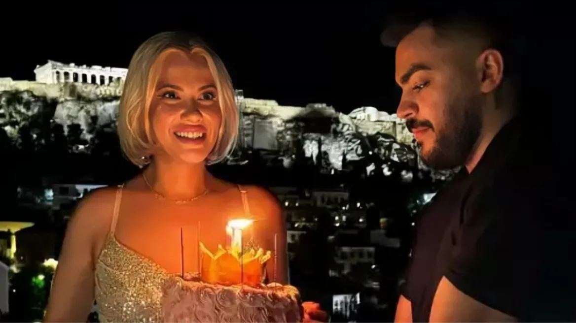 Λάουρα Νάργες: Γιόρτασε τα γενέθλιά της κάτω από την Ακρόπολη με τον Χρήστο Σαντικάι