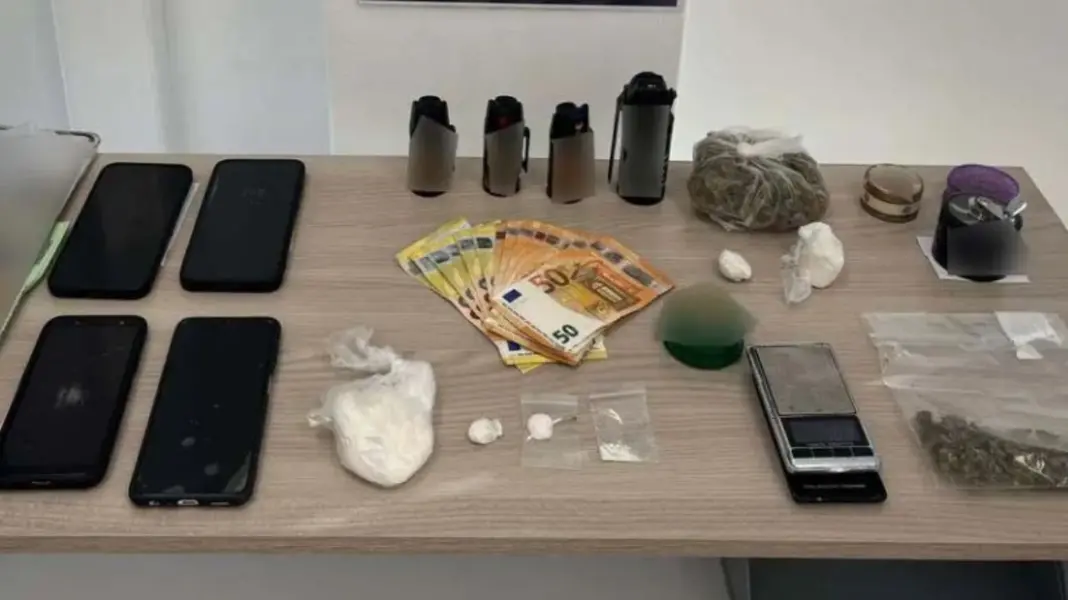 Οι διάλογοι του πυροσβέστη και του αστυνομικού που διακινούσαν κοκαΐνη και κάνναβη – Έως 500 ευρώ αποκόμιζαν από κάθε «ντελίβερι»