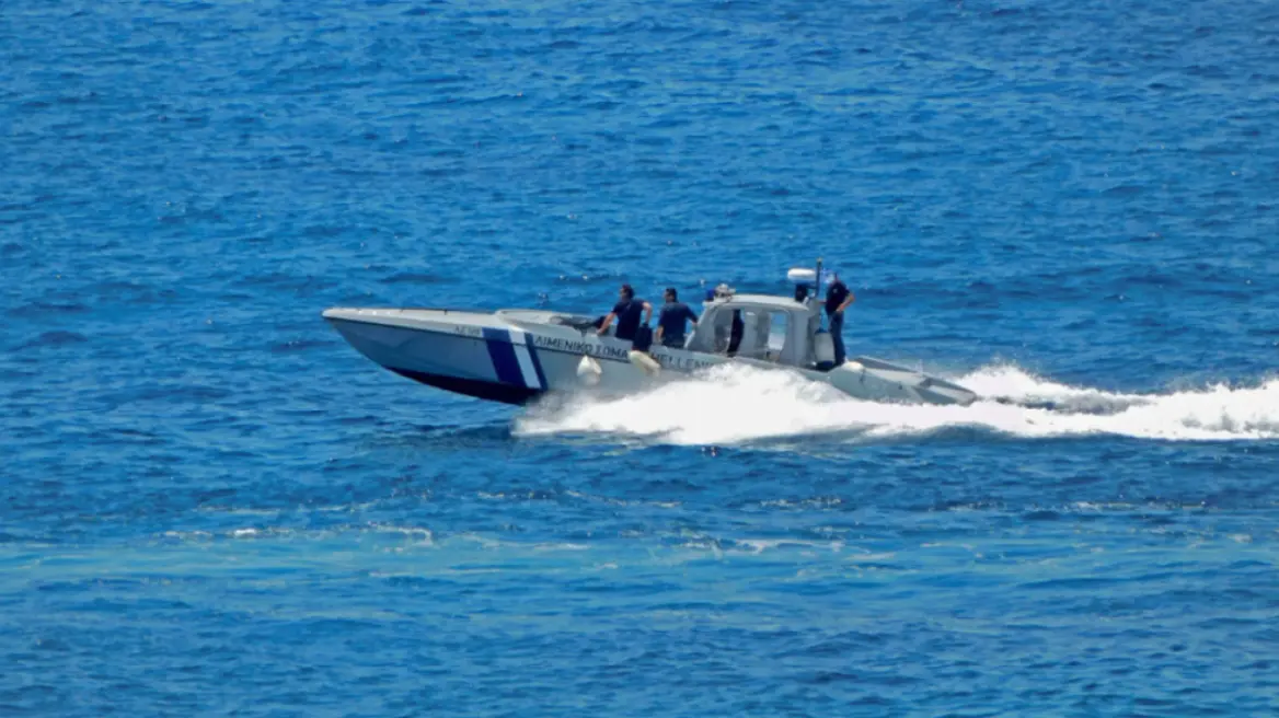 Διάσωση 23 ατόμων και σύλληψη του διακινητή τους μετά από καταδίωξη στη Σάμο