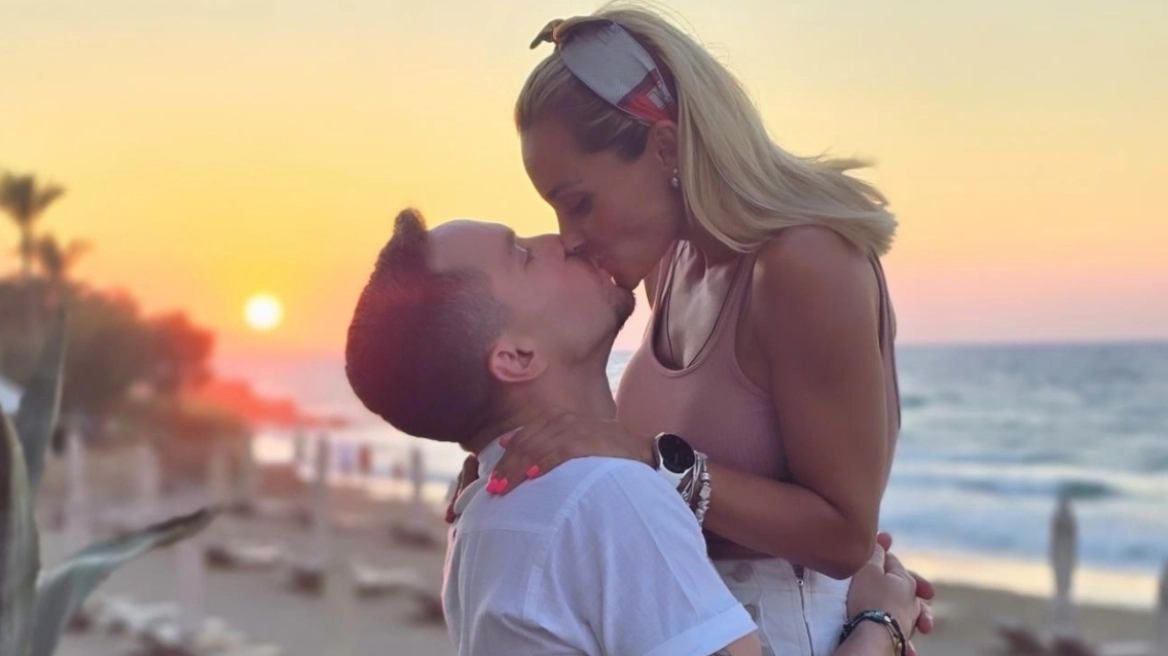 Λευτέρης Πετρούνιας – Βασιλική Μιλλούση: Το φιλί τους στο ηλιοβασίλεμα της Κρήτης