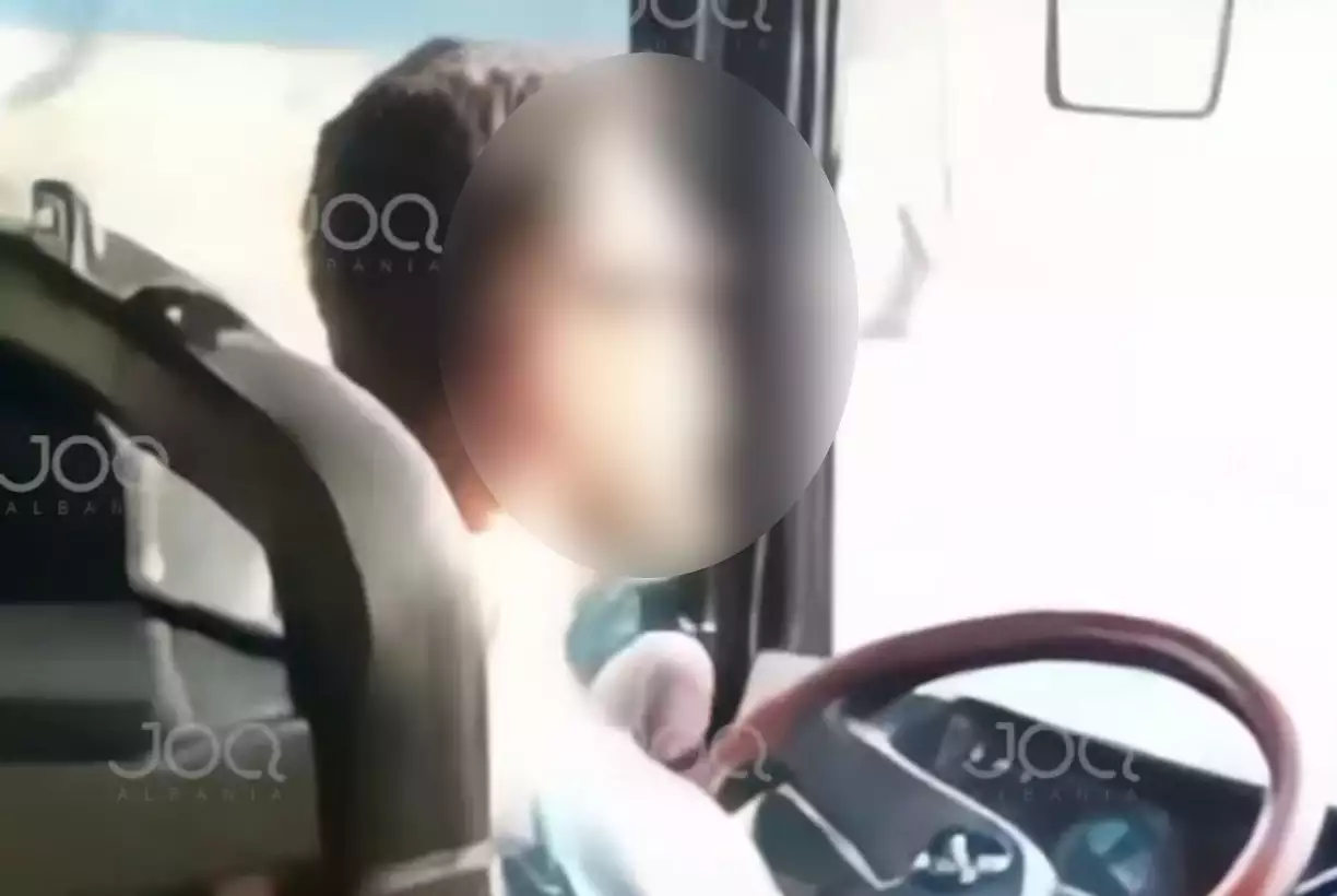 Τρόμος σε λεωφορείο με τουρίστες – Σε αμόκ ο ο οδηγός έβριζε, ούρλιαζε και χτυπούσε με γροθιές τον εαυτό του