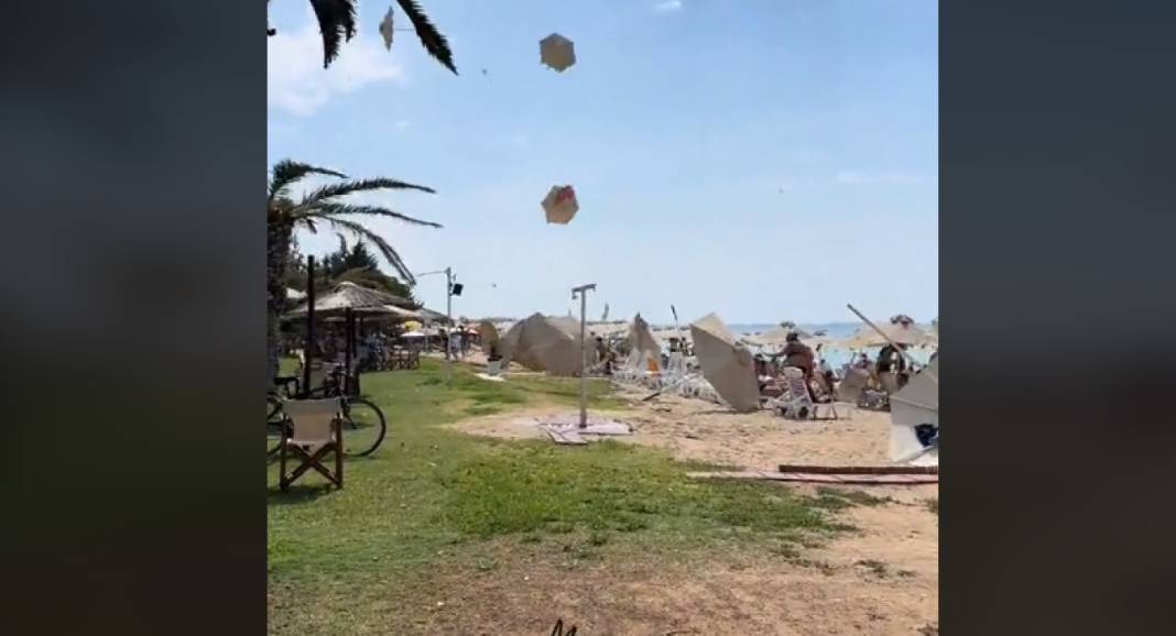 Δυνατός αέρας τα πήρε και τα... σήκωσε όλα στην παραλία Νέα Φλογητά - «Απογειώθηκαν» ομπρέλες σε beach bar