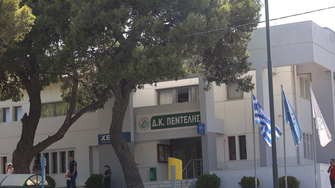 Αυτοψία Μητσοτάκη στα καμμένα πριν τη σύσκεψη στην Πεντέλη