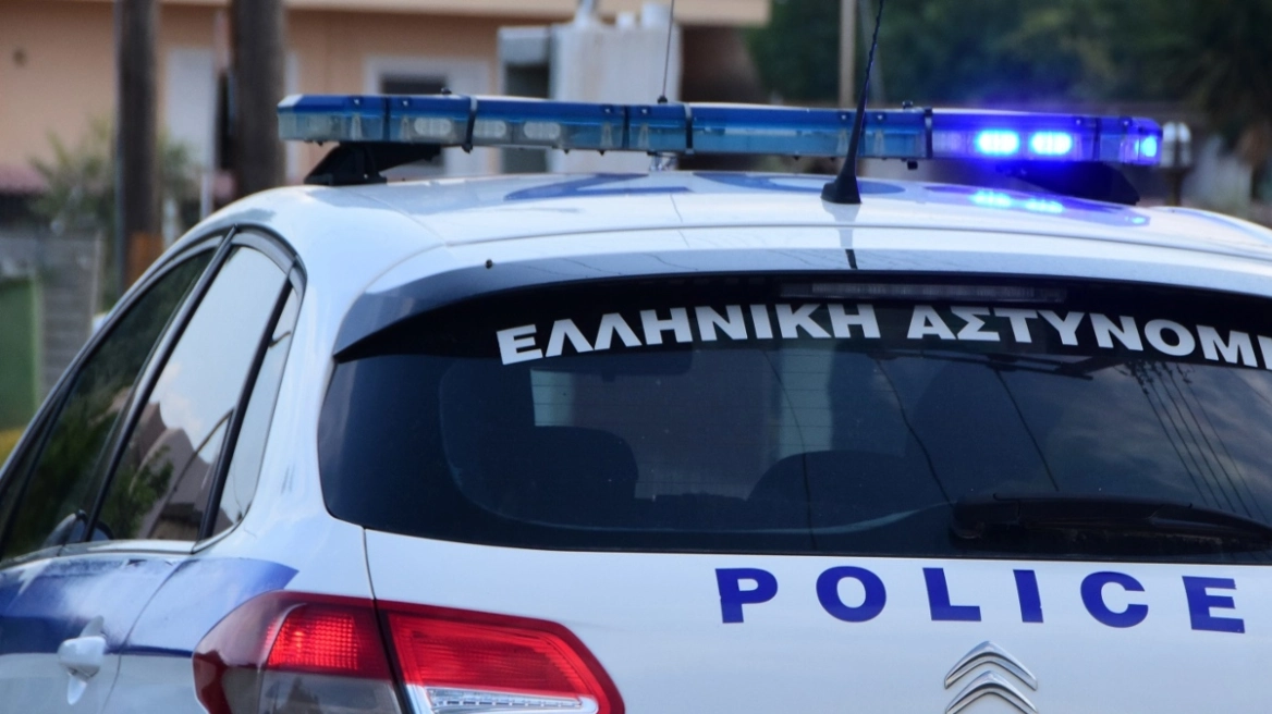 Eπεισοδιακή σύλληψη 51χρονου νταή – Ο πατέρας του κάλεσε τους αστυνομικούς, εκείνος τους απείλησε με όπλο και μαχαίρι