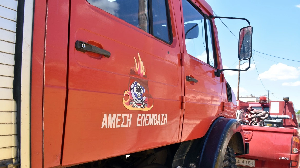 Κατέρρευσε δρόμος – Εγκλωβίστηκε πυροσβεστικό όχημα (φωτογραφίες & βίντεο)