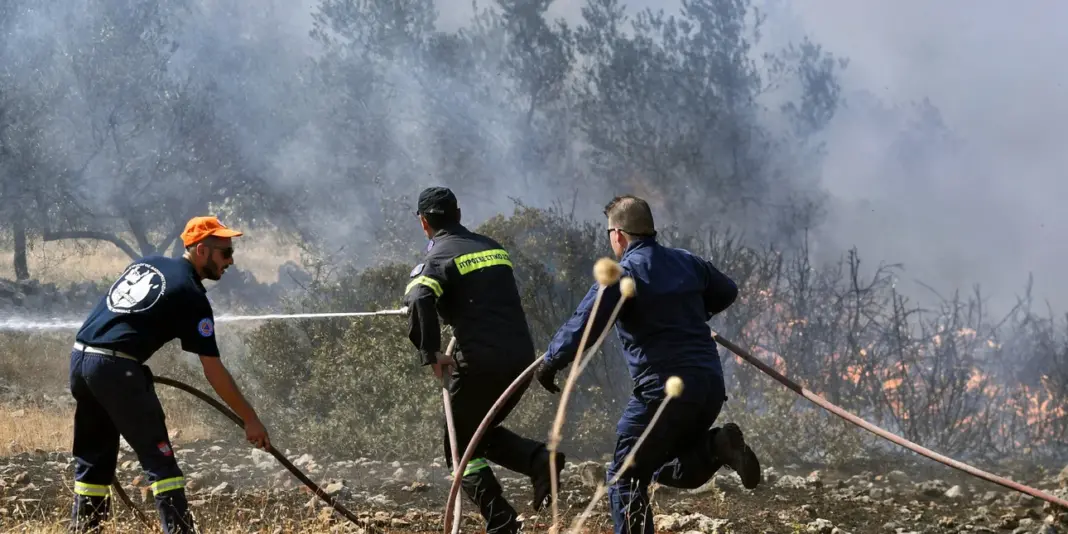 Συνελήφθη ηλικιωμένη για πρόκληση πυρκαγιών από πρόθεση και κατ’ εξακολούθηση