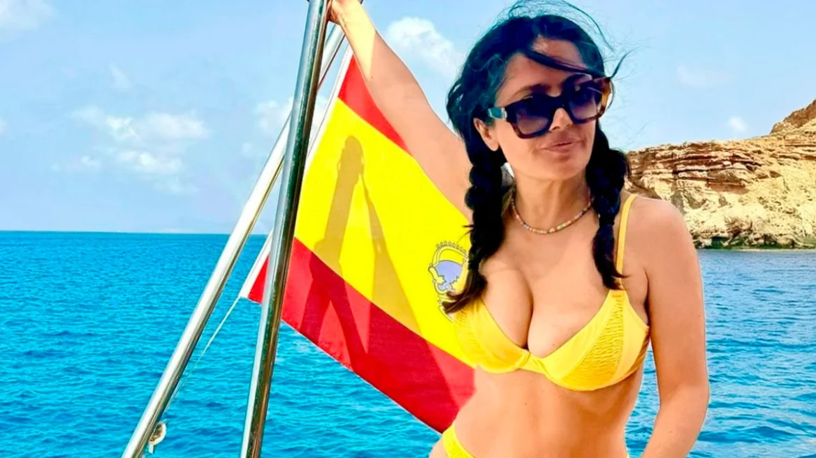 Σάλμα Χάγιεκ: Ποζάρει με κίτρινο μπικίνι κάνοντας διακοπές στην Ίμπιζα