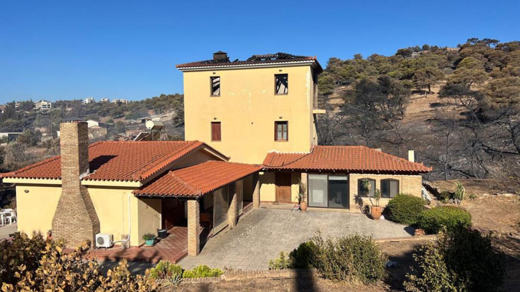 Αυτό είναι το σπίτι του καταδικασθέντα για τη φωτιά στο Μάτι που καταστράφηκε στη φωτιά της Πεντέλης