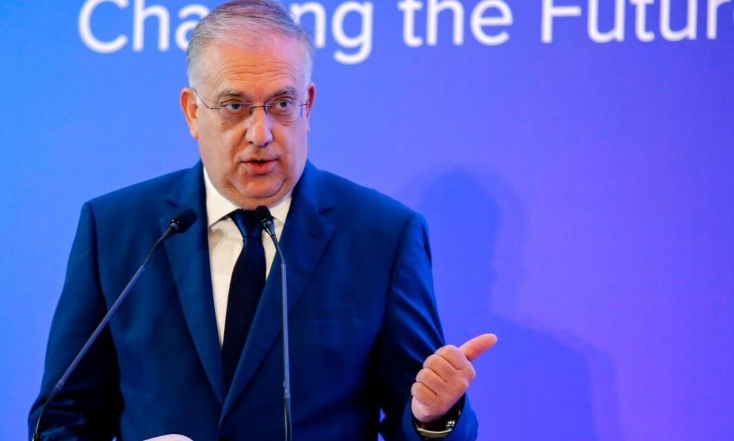 Παρέμβαση Θεοδωρικάκου: Νέος κύκλος στήριξης επιχειρήσεων – Θα ωφεληθούν επιπλέον 120