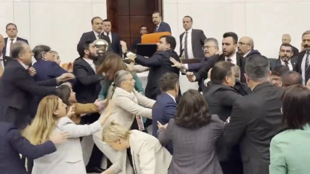 Σκηνές απείρου κάλλους στην τουρκική Βουλή: Σφαλιάρες, μπουνιές και σπρωξίματα στο προεδρείο