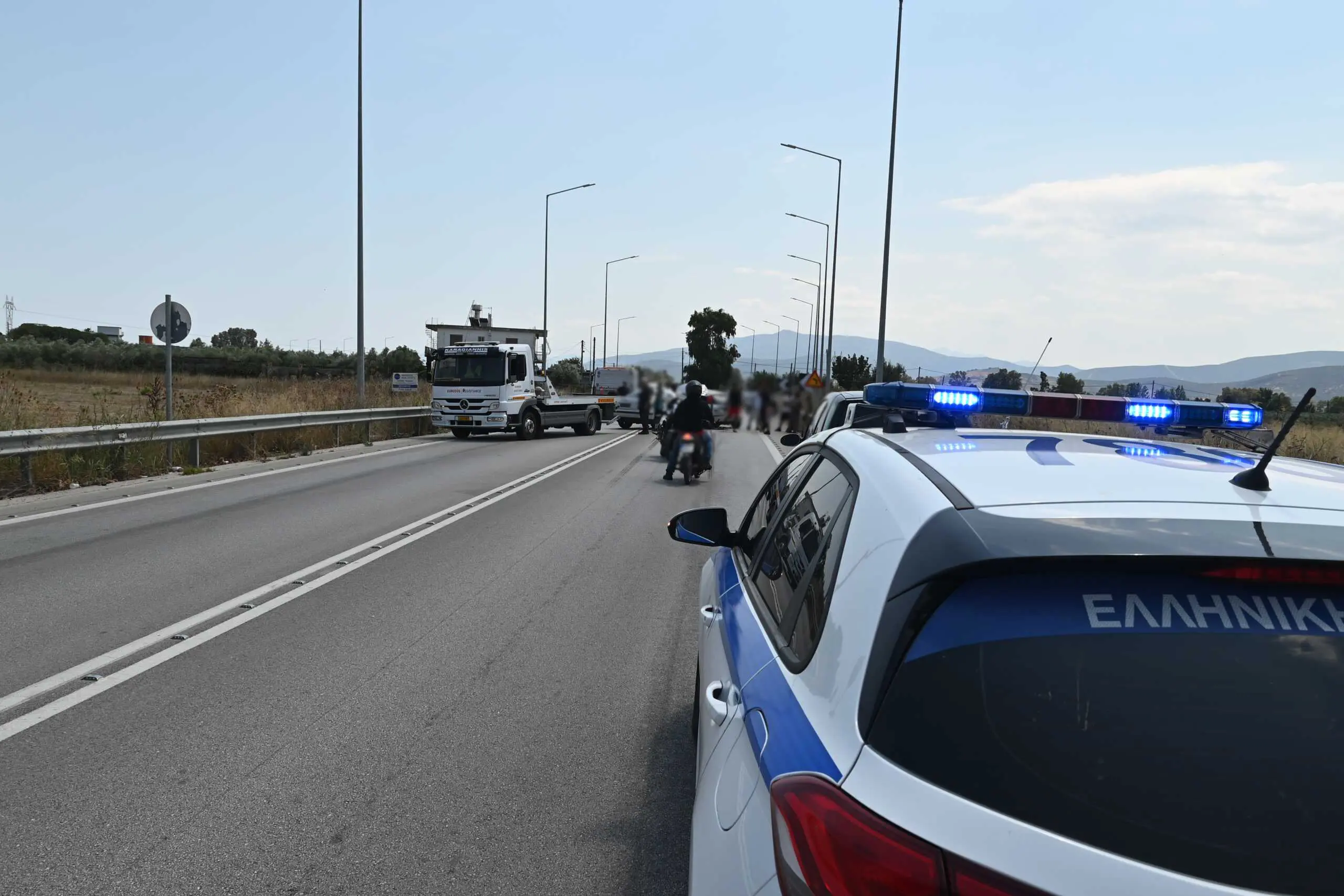 Κερατσίνι: Ανατροπή φορτηγού στην οδό Τριπόλεως, κλειστό το ρεύμα κυκλοφορίας προς Σχιστό