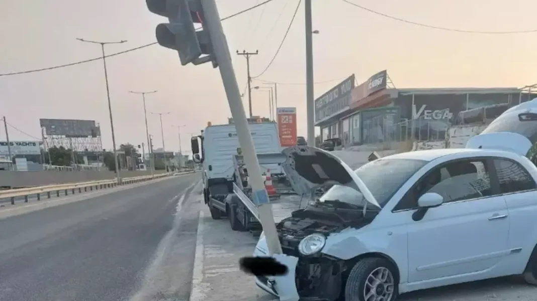 Αυτοκίνητο καρφώθηκε σε κολόνα φαναριού