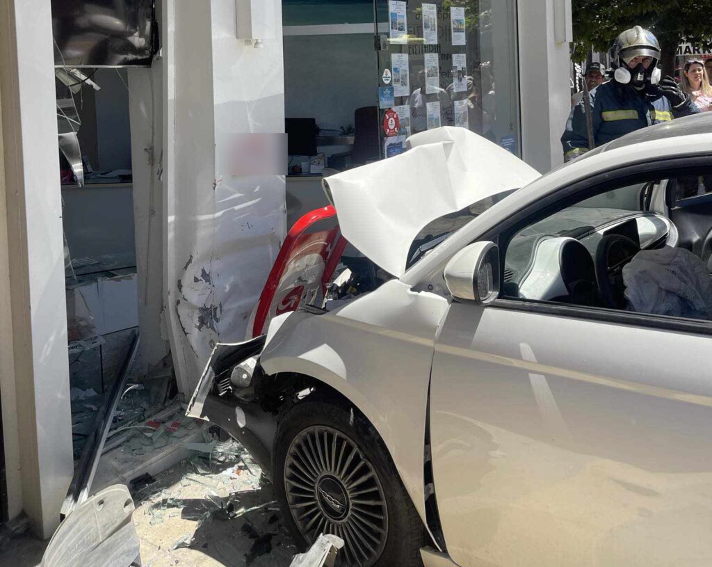 Ηράκλειο: Αυτοκίνητο «εισέβαλε» σε κατάστημα στο κέντρο – Στο νοσοκομείο ο οδηγός