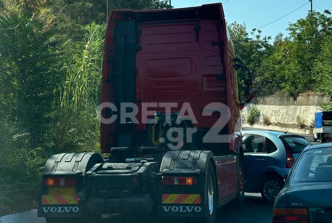 Τροχαίο ατύχημα στην Κρήτη: Αυτοκίνητο συγκρούστηκε με τράκτορα