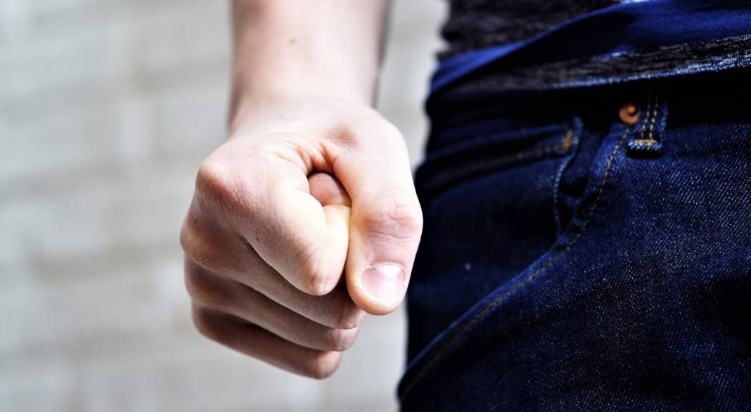 Άγρια συμπλοκή μεταξύ νεαρών σε παραλία