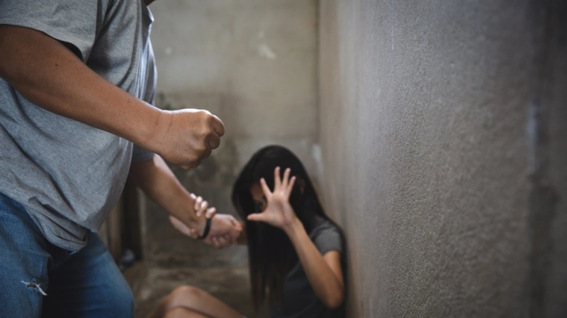 Σε φυλάκιση καταδικάστηκε άνδρας για ενδοοικογενειακή βία σε βάρος της συζύγου και της κόρης του